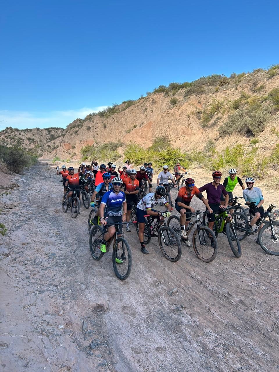 El grupo de IJNEO BikeTeam en una salida por la montaña en Mendoza