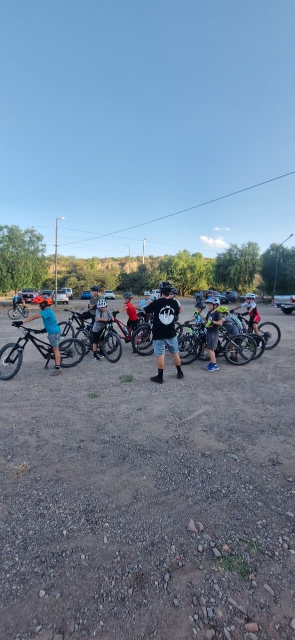 Chicos de IJNEO con sus bicis, escuchando la explicación antes de la clase