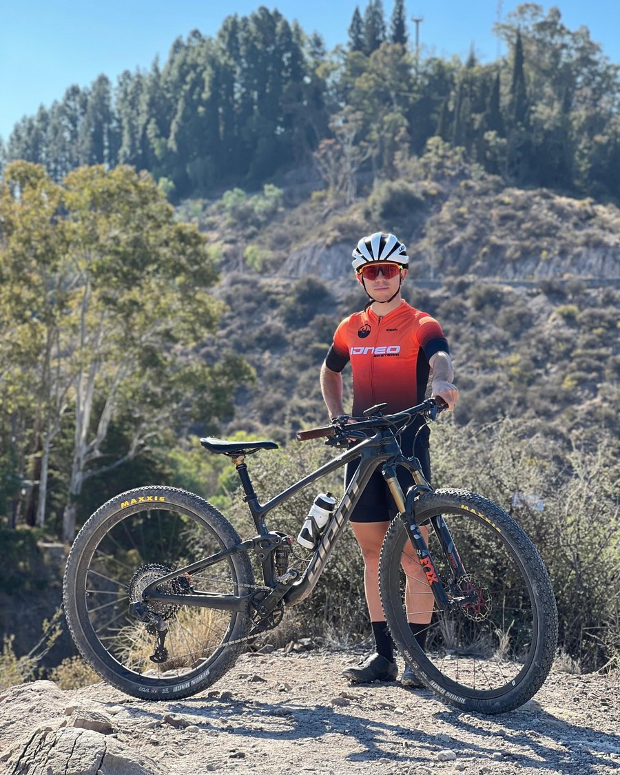 Nacho Jahan con su bici de montaña y la camiseta de IJNEO BikeTeam